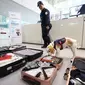 Ceco, anjing pelacak kutu busuk pertama di Korea Selatan, memeriksa barang bawaan untuk mengetahui keberadaan kutu busuk selama yang dilakukan oleh perusahaan pengendalian hama lokal CESCO di Terminal 2 Bandara Internasional Incheon di Incheon. (Foto: Yonhap)