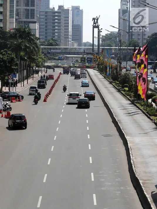 Suasana arus lalu lintas menuju Bundaran HI tampak lengang di Jalan Sudirman, Jakarta Rabu (27/6). Libur nasional Pilkada Serentak , jalanan di ibukota Jakarta sepi dan bebas dari kemacetan. (Liputan6.com/Arya Manggala)