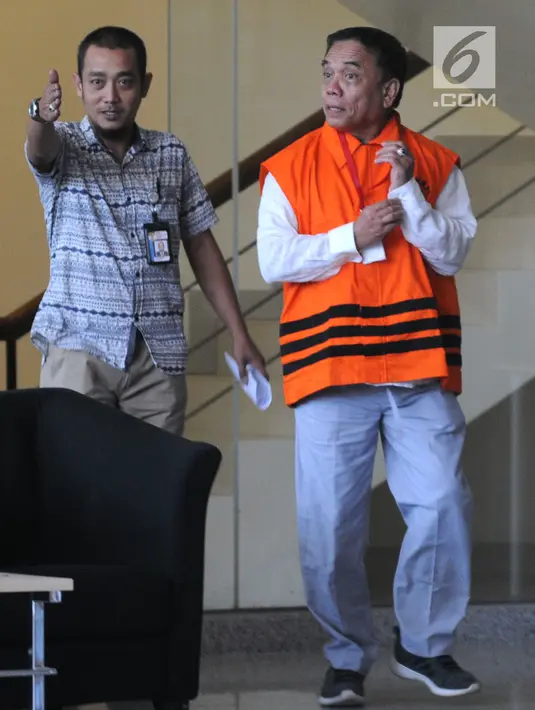 Gubernur Aceh Irwandi Yusuf (kanan) usai menjalani pemeriksaan di Gedung KPK, Jakarta, Jumat (6/7). KPK menetapkan empat tersangka dalam dugaan suap dana Otonomi Khusus (Otsus) Provinsi Aceh Tahun 2018. (Merdeka.com/Dwi Narwoko)