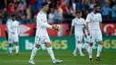 Striker Real Madrid Cristiano Ronaldo membawa bola ke tengah lapangan usai gawangnya kebobolan dari Girona saat pertandingan La Liga di stadion Montilivi di Girona, Spanyol (29/10). (AP Photo/Manu Fernandez)