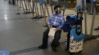 Alejandro Zelaya, 10, menunggu check-in untuk penerbangannya ke El Salvador di Bandara Internasional Los Angeles, 23 November 2020. Sekitar 1 juta orang Amerika memadati bandara dan pesawat menjelang libur Thanksgiving pekan ini bahkan saat kematian akibat COVID-19 melonjak. (AP Photo/Jae C. Hong)