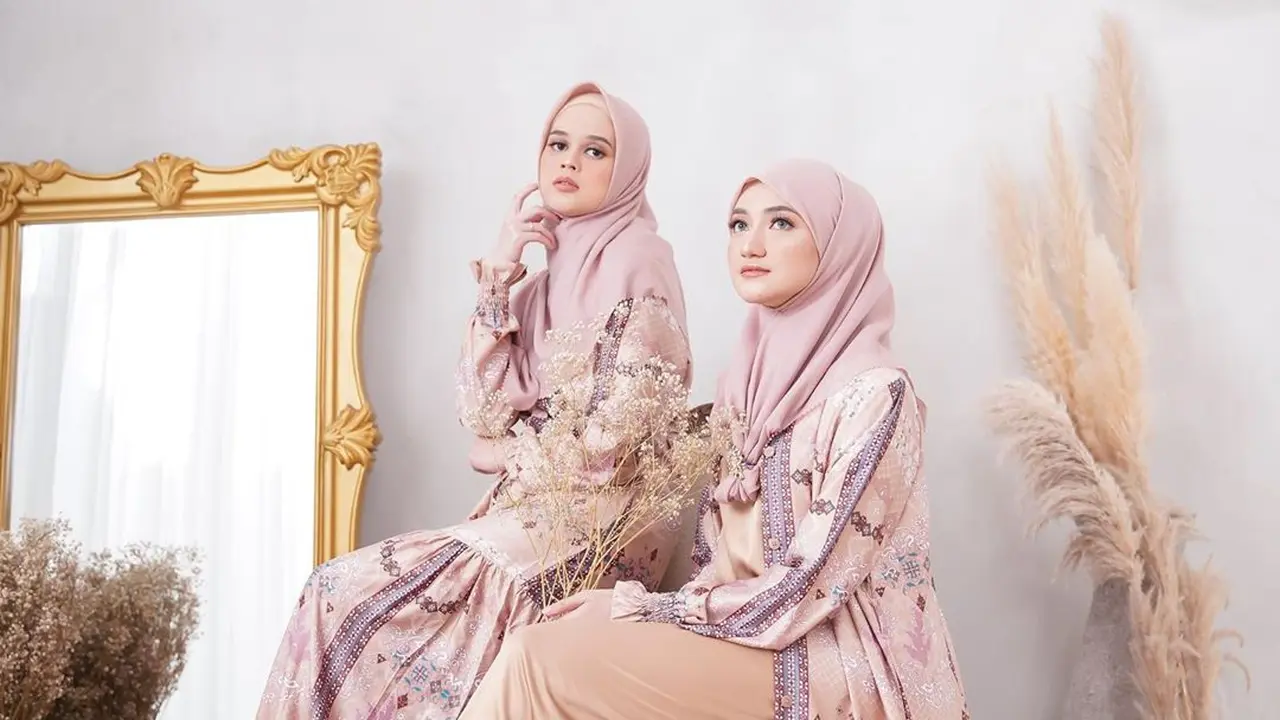 6 Gaya Cut Meyriska dan Marcella Simon Pakai Baju Kembaran Ini Bak Saudara