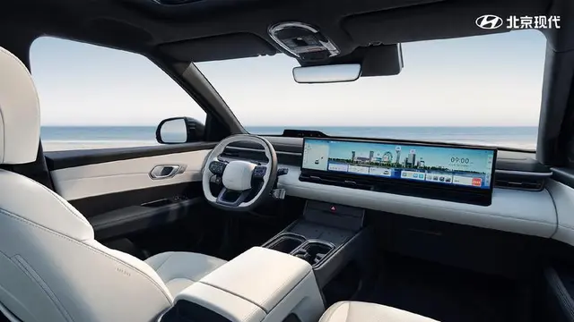 Layar ganda berukuran 27 inci (Beijing Hyundai)