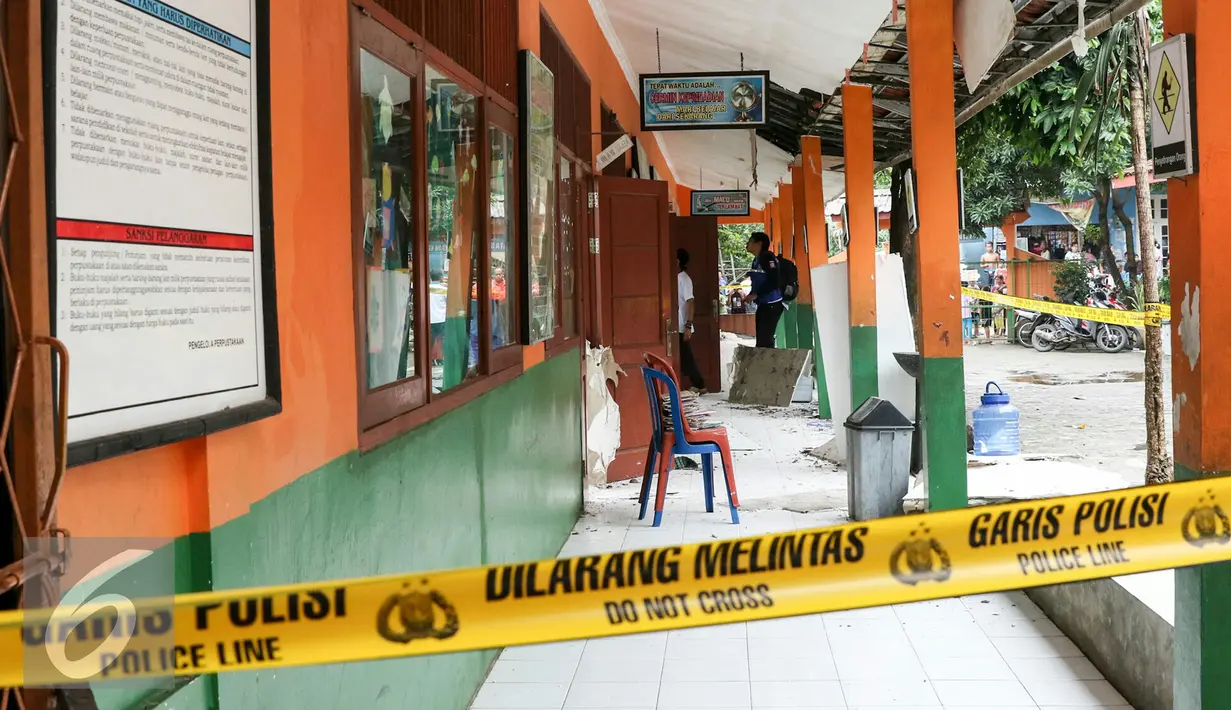 Warga melihat ruang kelas SDN Kalibaru 6 yang ambruk di Jalan Mandor Samin, Cilodong, Depok, Jawa Barat, Jumat (26/2/2016). Sebanyak 4 ruangan kelas dan guru di SDN Kalibaru 6 ambruk karena tingginya curah hujan. (Liputan6.com/Yoppy Renato)