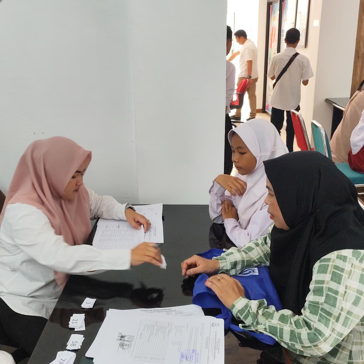 Naila bersama temannya saat MPLS di Sekolah Rakyat Menengah Pertama Makassar