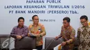 Dirut Bank Mandiri, Kartika Wirjoatmodjo (kedua kanan) bersiap menyampaikan paparan kinerja, Jakarta Senin (16/5). Bank Mandiri berencana menerbitkan obligasi berkelanjutan senilai Rp14 triliun hingga 2018. (Liputan6.com/Angga Yuniar)