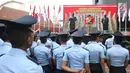 Peserta membaca naskah Proklamasi saat mengikuti lomba di Kementerian Hukum dan HAM, Jakarta, Senin (14/8). Kegiatan ini bertujuan untuk memeriahkan dan menggelorakan peringatan hari ulang tahun Republik Indonesia ke 72. (Liputan6.com/Helmi Afandi)