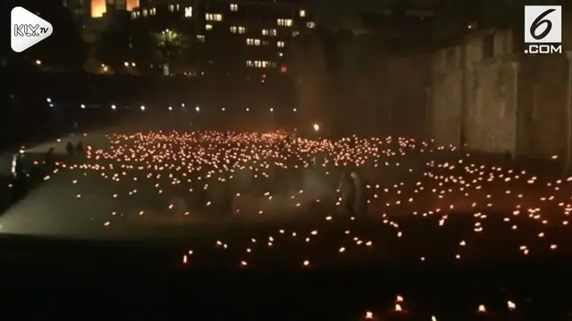 Ribuan nyala api menyinari parit di sekitar Menara London pada hari Minggu, sebagai bagian dari upacara peringatan seratus tahun Perang Dunia Pertama.