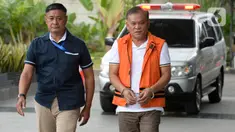 Direktur PT Rudi Jaya, Ibnu Ghofur (kanan) tiba untuk menjalani pemeriksaan di gedung KPK, Jakarta, Kamis (30/1/2020). Ibnu Ghofur diperiksa sebagai tersangka kasus dugaan pemberian suap kepada Bupati Sidoarjo terkait proyek infrastruktur di Pemerintahan Kabupaten Sidoarjo. (merdeka.com/Dwi Narwoko)
