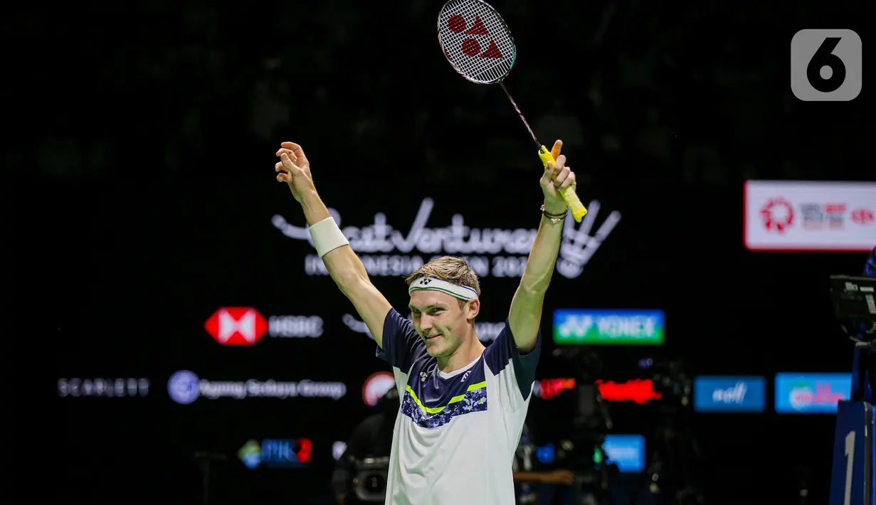 Pebulu tangkis tunggal putra Denmark Viktor Axelsen melakukan selebrasi usai mengalahkan pebulu tangkis tunggal putra China Zhao Jun Peng pada pertandingan final East Ventures Indonesia Open 2022 di Istora Senayan, Jakarta, Minggu (19/6/2022). Viktor Axelsen menjuarai tunggal putra East Ventures Indonesia Open 2022 usai mengalahkan Zhao Jun Peng dengan skor 21-9, 21-10. (Liputan6.com/Faizal Fanani)