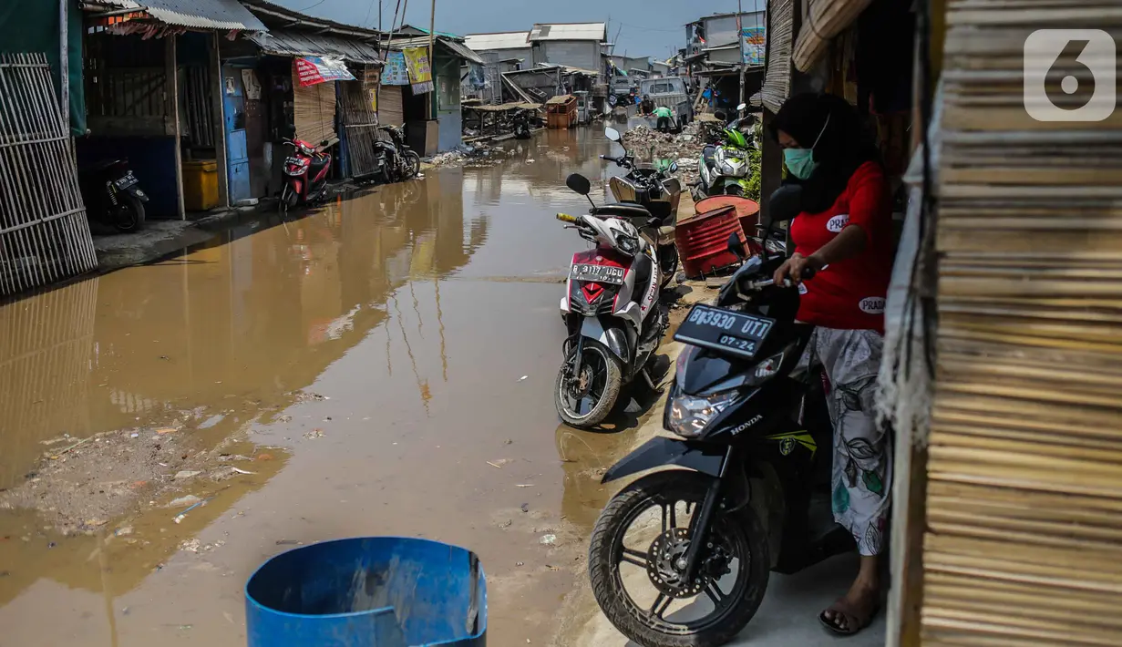 Aktivitas warga RT 012/RW 022 Muara Angke, Pluit, Penjaringan, Jakarta Utara, Rabu (30/10/2019). Warga menolak penggusuran permukiman mereka yang akan dibangun Jakarta sewerage system (JSS) atau instalasi pengelolaan air limbah (IPAL) di dekat Waduk Muara Angke. (Liputan6.com/Faizal Fanani)