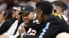 Pemain sepak bola Brasil Neymar menonton Game 3 pertandingan bola basket NBA Finals antara Miami Heat dan Denver Nuggets, di Miami, Rabu, 7 Juni 2023. (Mike Ehrmann/Getty Images/AFP)