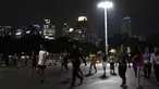 Sejumlah warga berlari di kawasan Stadion Utama Gelora Bung Karno, Senayan, Jakarta, Rabu (9/10). Olahraga lari pada malam hari di GBK menjadi pilihan pekerja ibu kota. (Bola.com/Yoppy Renato)