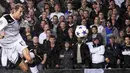 Peter Crouch beraksi dengan sundulan untuk membukukan hat-trick bagi kemenangan 4-0 Tottenham Hotspur atas Young Boys di play-off Liga Champions di London, 25 Agustus 2010. AFP PHOTO/Carl de Souza