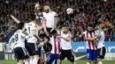 Bek Valencia, Nicolas Otamendi duel udara dengan pemain Atletico Madrid pada laga La Liga di Stadion Vicente Calderon, Spanyol, Minggu (8/3/2015). City mengeluarkan dana sekitar 35 juta Poundsterling untuk merekrut Otamendi. (AFP Photo/Dani Pozo)