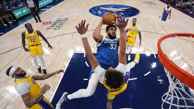 Karl Anthony Town menerobos pertahanan Lakers di lanjutan NBA