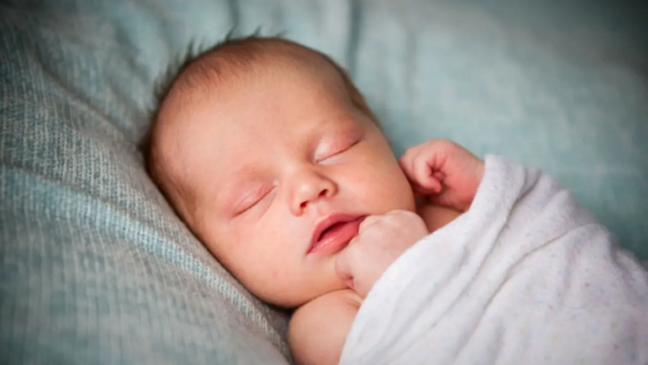 4 Alasan Kepala Bayi Sering Berkeringat