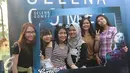 Para penggemar foto bersama sebelum menyaksikan konser Selena Gomez di ICE BSD CITY, Tanggerang, Sabtu (23/7). Selena Gomez menggelar konser yang bertajuk "REVIVAL TOUR" di ICE BSD CITY yang akan di mulai jam 20.00. (Liputan6.com/Herman Zakharia)