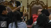 Barang bukti sisa kopi Mirna diperlihatkan Jaksa Penuntut Umum saat sidang di PN Jakarta Pusat, Rabu (13/7). Sidang beragendakan pemeriksaan saksi diantaranya sahabat Mirna, Hanie Juwita Boon, 3 pegawai Kafe Olivier. (Liputan6.com/Faizal Fanani)