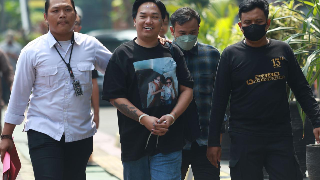 FOTO: Nikita dan Asistennya Mail Diserahkan ke Kejari Jakarta Selatan