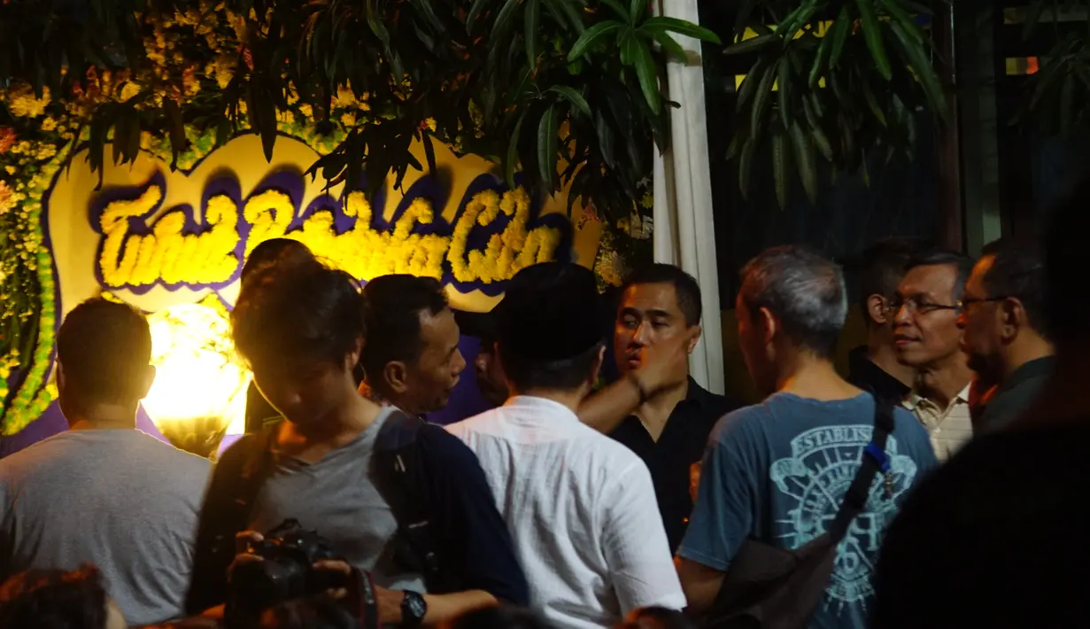 Penyanyi jebolan Indonesian Idol itu wafat dalam usia 32 tahun akibat serangan jantung. Kabar duka itu dikabarkan oleh pihak Dokter Rumah Sakit Premiere Bintaro pada pukul 18.12 WIB. (Syaiful Bachri/Bintang.com)