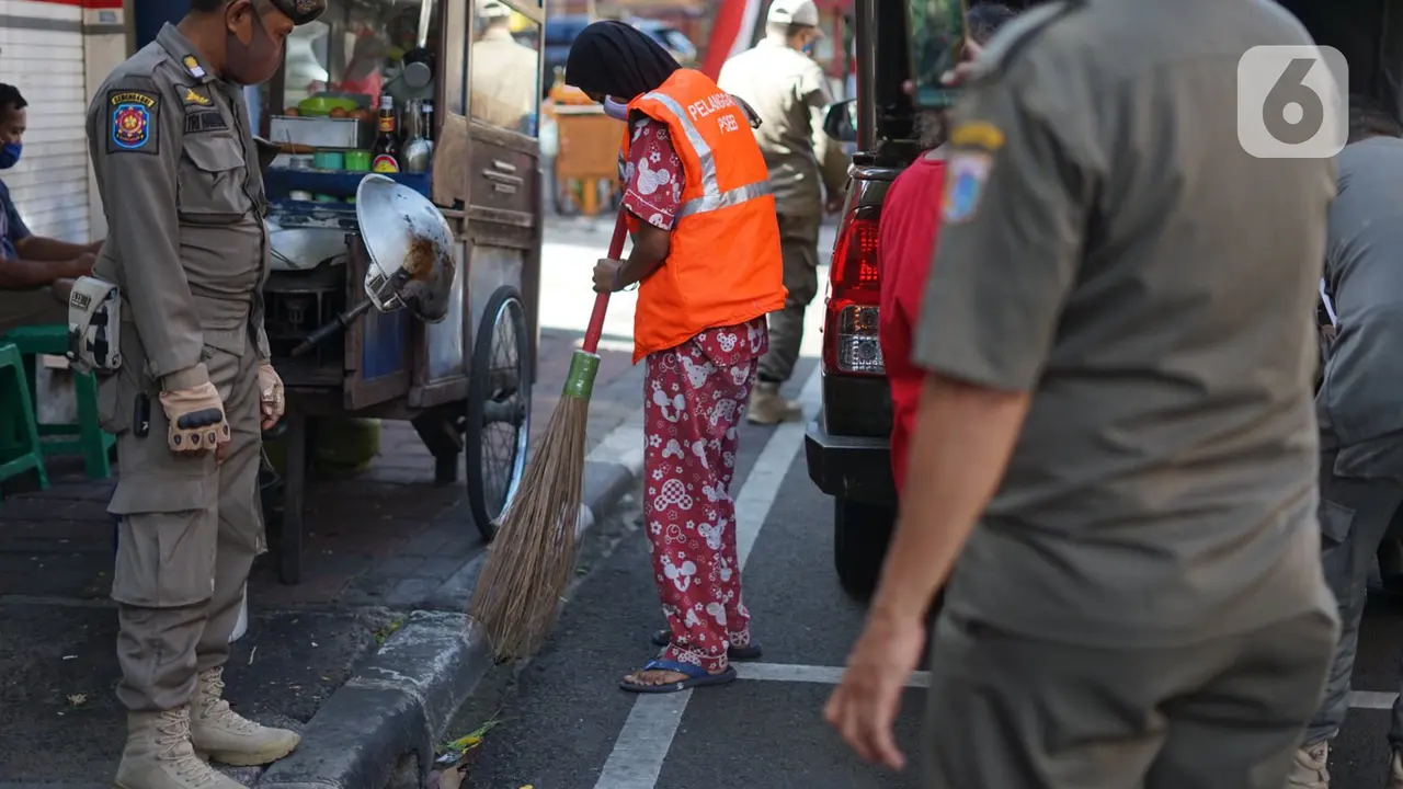 Tanpa Masker, Warga Kena Hukuman Sapu Jalanan