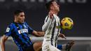 Bek Inter Milan, Achraf Hakimi (kiri) berebut bola dengan striker Juventus, Federico Bernardeschi dalam laga leg kedua semifinal Coppa Italia 2020/21 melawan Juventus di Juventus Stadium, Turin, Selasa (9/2/2021). Inter Milan bermain imbang 0-0 dan gagal lolos ke final. (AFP/Marco Bertorello)