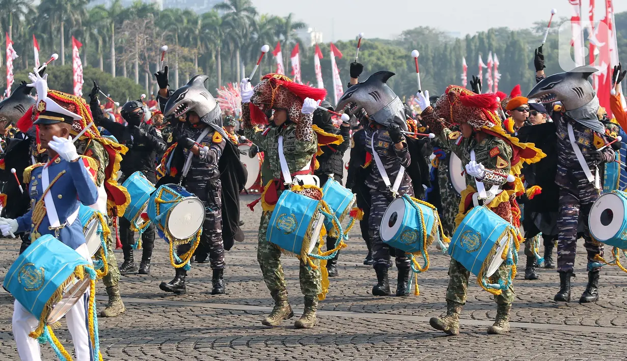 Pasukan drum band TNI dan Polri mengiringi proses kirab. (Liputan6.com/Angga Yuniar)