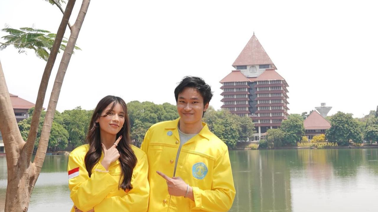 Potret Sabrina dan Azka Pakai Jas Almamater UI