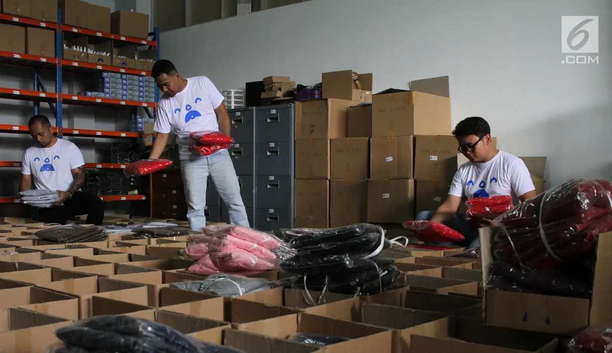 Pekerja menata stok pakaian di gudang baru Pakde di Bandung, (22/10). Pemilihan Bandung sebagai gudang baru Pakde (Paket Delivery) start up ini karena pertumbuhan ekonomi kreatifnya yang kian membaik. (Liputan6.com/Ho/Agus)