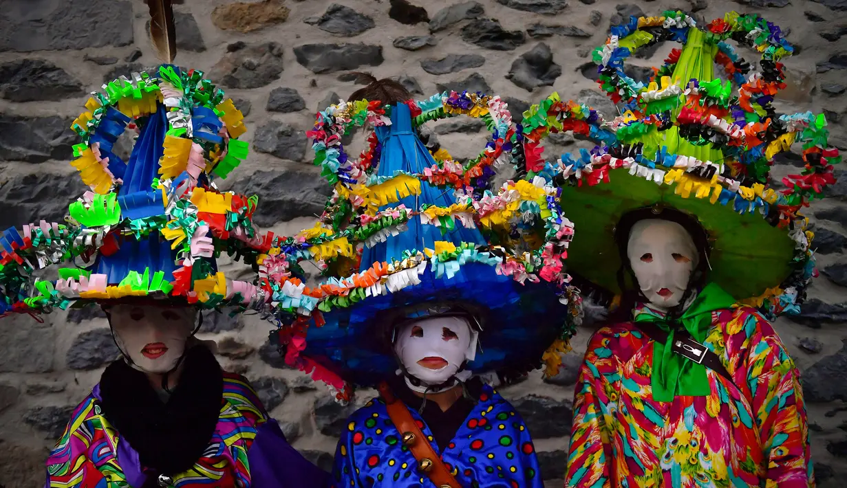Sekelompok peserta mengenakan pakaian tradisional dan topi yang dikenal sebagai '' Ttutturo '' saat berpartisipasi dalam karnaval di desa Pyrenees Leitza, Spanyol (30/1). Ttutturo ini dihiasi pita dan bulu. (AP Photo / Alvaro Barrientos)