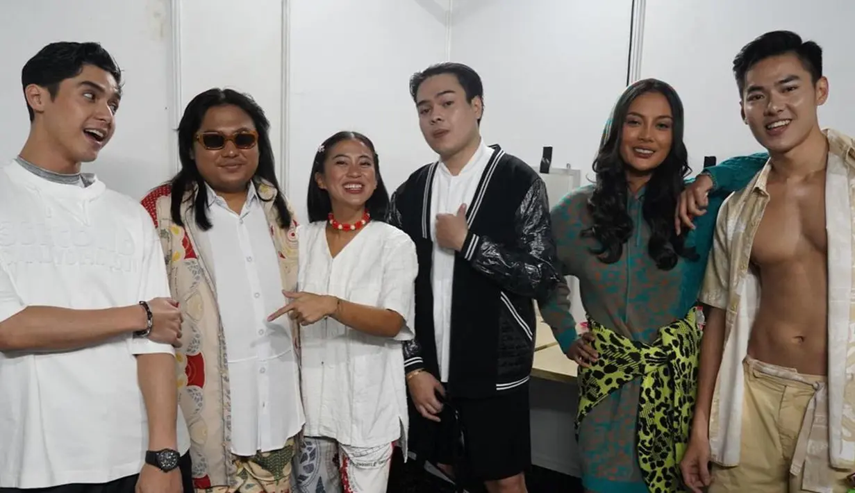 Begini gaya Al Ghazali saat berada di back stage bersama teman public figure lainnya yang ikut terlibat dalam acara JF3 Fashion Festival 2022. Dari deretan foto-foto yang diunggahnya ke akun Instagram-nya ini, Al Ghazali menulis keterangan “JALAN-JALAN”. (Instagram/alghazali7)
