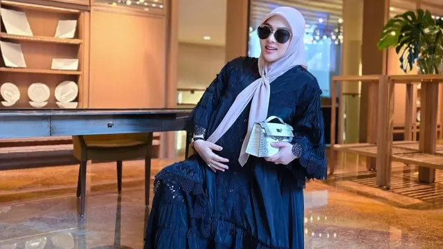 Penampilan Syahrini sambil pamer tas mewah di momen jelang persalinannya