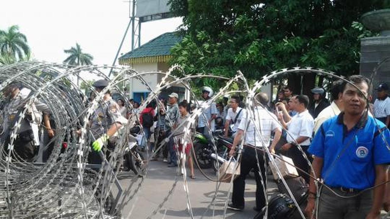 Demonstran lumpuhkan Bandara Polonia
