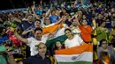 Suporter India memberikan dukungan saat tim hoki putri negaranya tanding melawan Jepang pada laga final Asian Games XVIII di Lapangan Hoki Senayan, Jakarta, Jumat (31/8/2018). (Bola.com/Vitalis Yogi Trisna)