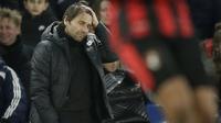 Ekspresi pelatih Chelsea, Antonio Conte saat timnya kalah dari Bournemouth pada lanjutan Premier League di Stamford Bridge, London, (31/1/2018). Chelsea kalah 0-3. (AP/Tim Ireland)