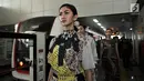 Model melintasi peron LRT saat memeragakan busana pada acara Jakarta Fashion & Food Festival (JFFF) 2019 di dalam gerbong Light Rail Transit (LRT) Jakarta rute Stasiun Velodrome-Stasiun Boulevard Utara, Jakarta, Selasa (13/8/2019). (merdeka.com/Iqbal Nugroho)