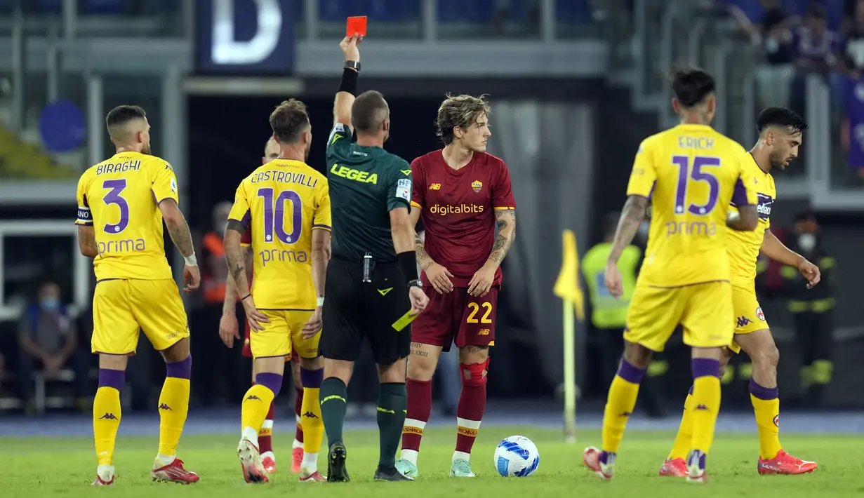 Pemain AS Roma Nicolo Zaniolo (tengah) menerima kartu merah saat melawan Fiorentina pada pertandingan Serie A di Stadion Olimpiade Roma, Italia, Minggu (22/8/2021). AS Roma menang dengan skor 3-1. (AP Photo/Gregorio Borgia)