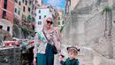 Destinasi lain yang kunjungi Sheza Idris saat liburan ke Italia adalah Cinque Terre. Berfoto dengan putri pertamanya, Sheza Idris tampil girly dengan puffy long sleeve bermotif dengan gaya 90an. Dipadukan dengan midi skirt hijau yang serasi dengan outline motif. (instagram/shezaidris)