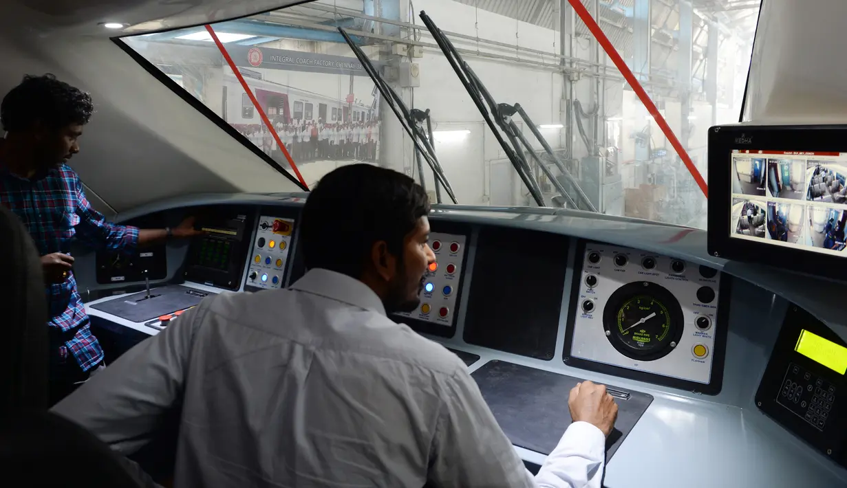 Pekerja India melakukan pengecekan kabin pengemudi kereta tanpa awak , Train 18, di Integral Coach Factory (ICF), Chennai, Senin (29/10). Rangkaian kereta Train 18 terdiri dari 16 gerbong, dan dua gerbong di antaranya gerbong eksekutif. (ARUN SANKAR/AFP)