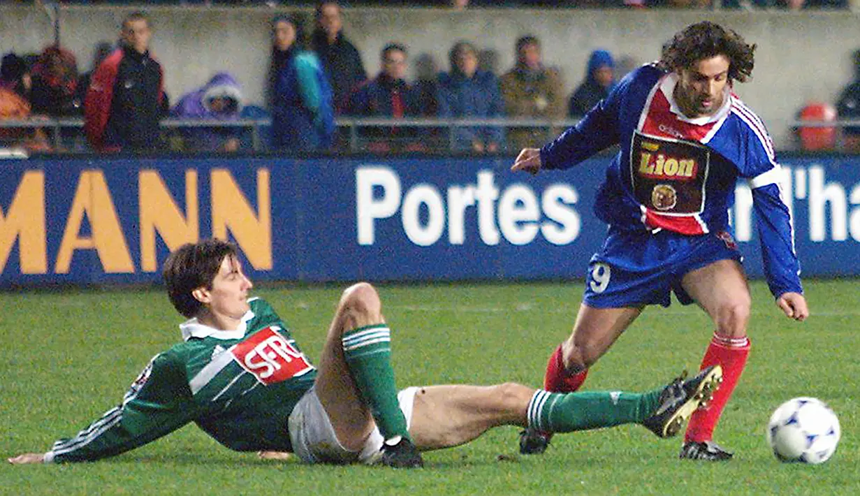 Marco Simone. Eks striker yang kini berusia 52 tahun dan membesut tim Ligue 2, Chateauroux ini selama 2 musim memperkuat PSG yaitu musim 1997/1998 dan 1998/1999. Total ia tampil dalam 78 laga dengan mencetak 32 gol. Ia pensiun sebagai pemain pada 2005. (Foto: AFP/Pascal Pavani)