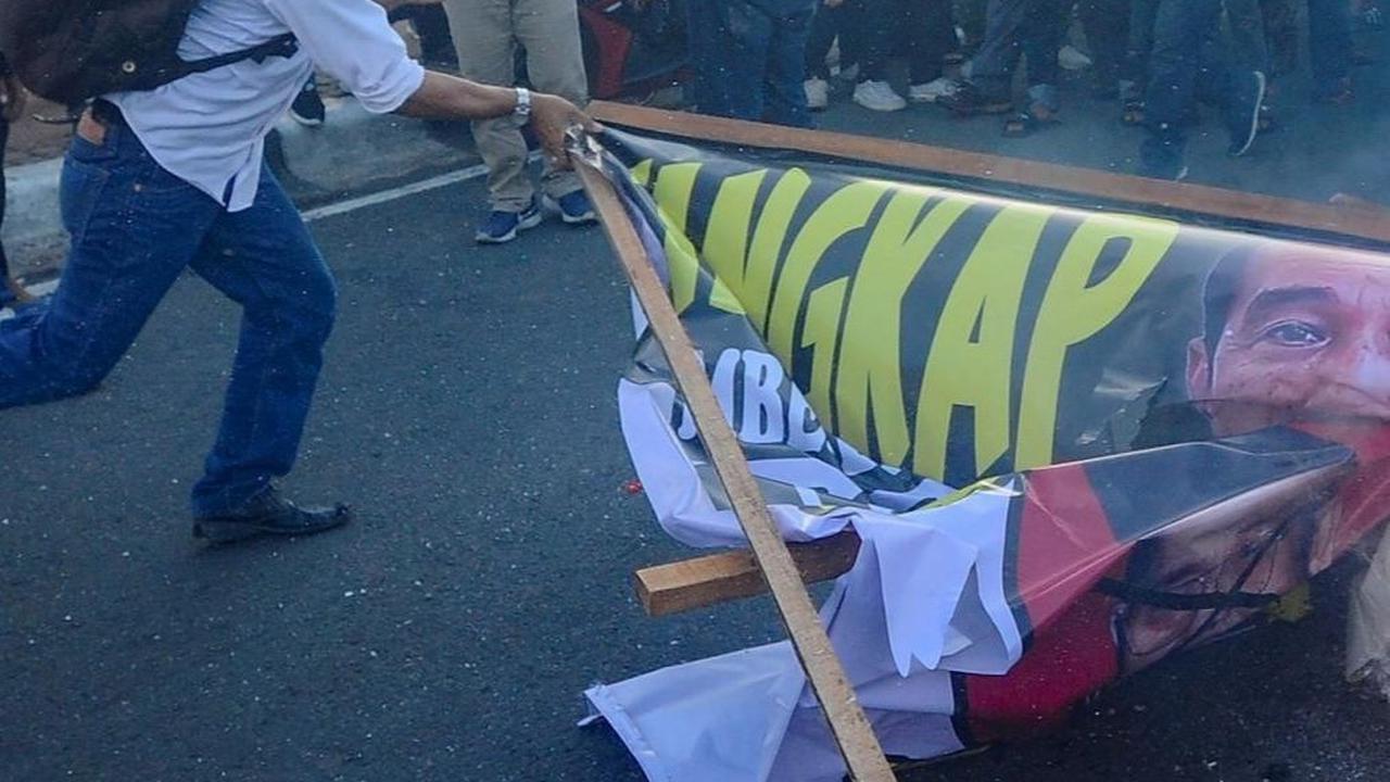 Saat itu suasana tampak berubah menjadi tegang. Beberapa demonstran terlihat nekat melakukan pembakaran. Foto: merdeka.com / Arie Basuki