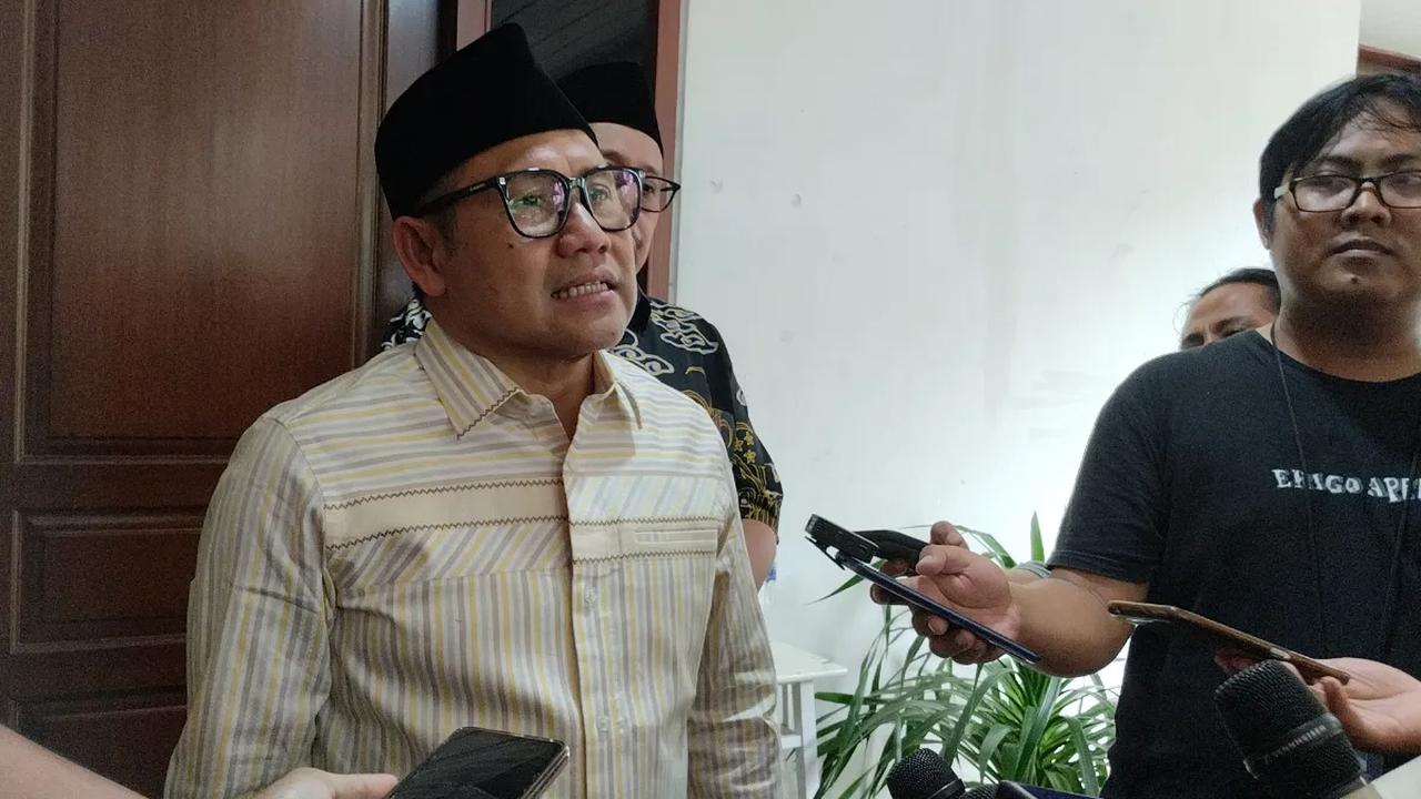 Saat ditanya terkait Firli belum mundur sebagai ketua KPK usai menyandang status tersangka, Cak Imin meyakini bakal ada keputusan presiden untuk menonaktifkan pensiunan polisi tersebut.<br>