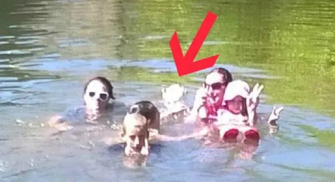 Hantu gadis tenggelam di sebuah danau di Inggris. (Haunted Rooms)