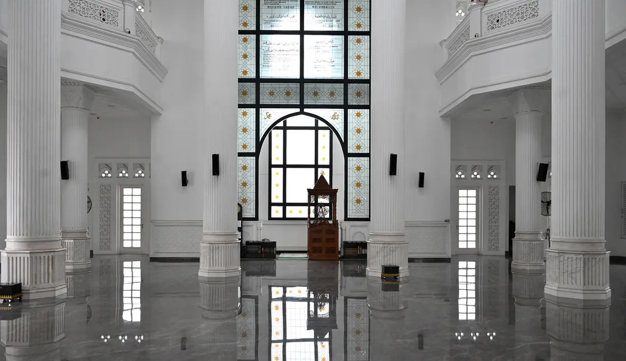 Pemandangan interior masjid Ramlie Musofa yang kosong selama bulan suci Ramadan karena pandemi virus coronavirus COVID-19 di Jakarta (4/5/2020). Masjid ini mulai dibangun oleh Ramli Rasidin pada tahun 2011-2016. (AFP/Adek Berry)