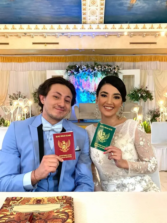 6 Potret Kebersamaan Tsania Marwa dan Dylan Carr, Pamer Buku Nikah