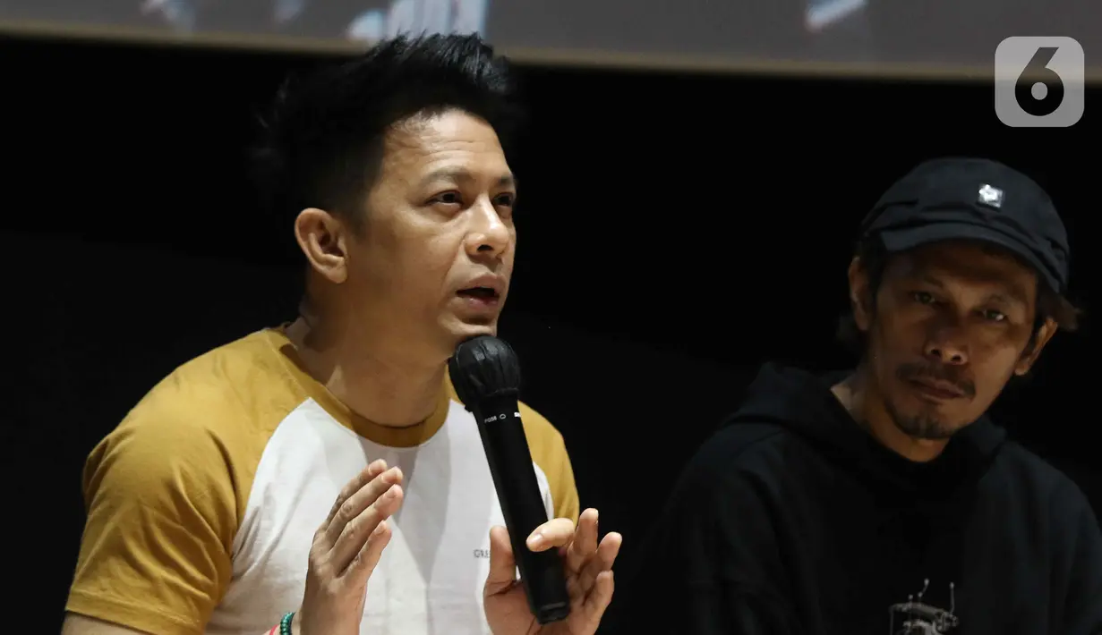 Vokalis Noah Ariel saat menggelar konferensi pers di Jakarta, Selasa (30/8/2022). Konser perjalanan 10 tahun Noah berkarya akan digelar di JIExpo Convention Center & Theatre. (Liputan6.com/Herman Zakharia)