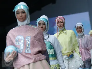 Sejumlah model membawakan busana Wardah Cosmetik  rancangan Dian Pelangi  pada hari kedua Jakarta Fashion Week (JFW) 2016 di Senayan city, Jakarta, Minggu (25/10/2015). Wardah Cosmetics terpilih sebagai Official JFW 2016. (Liputan6.com/Herman Zakharia)