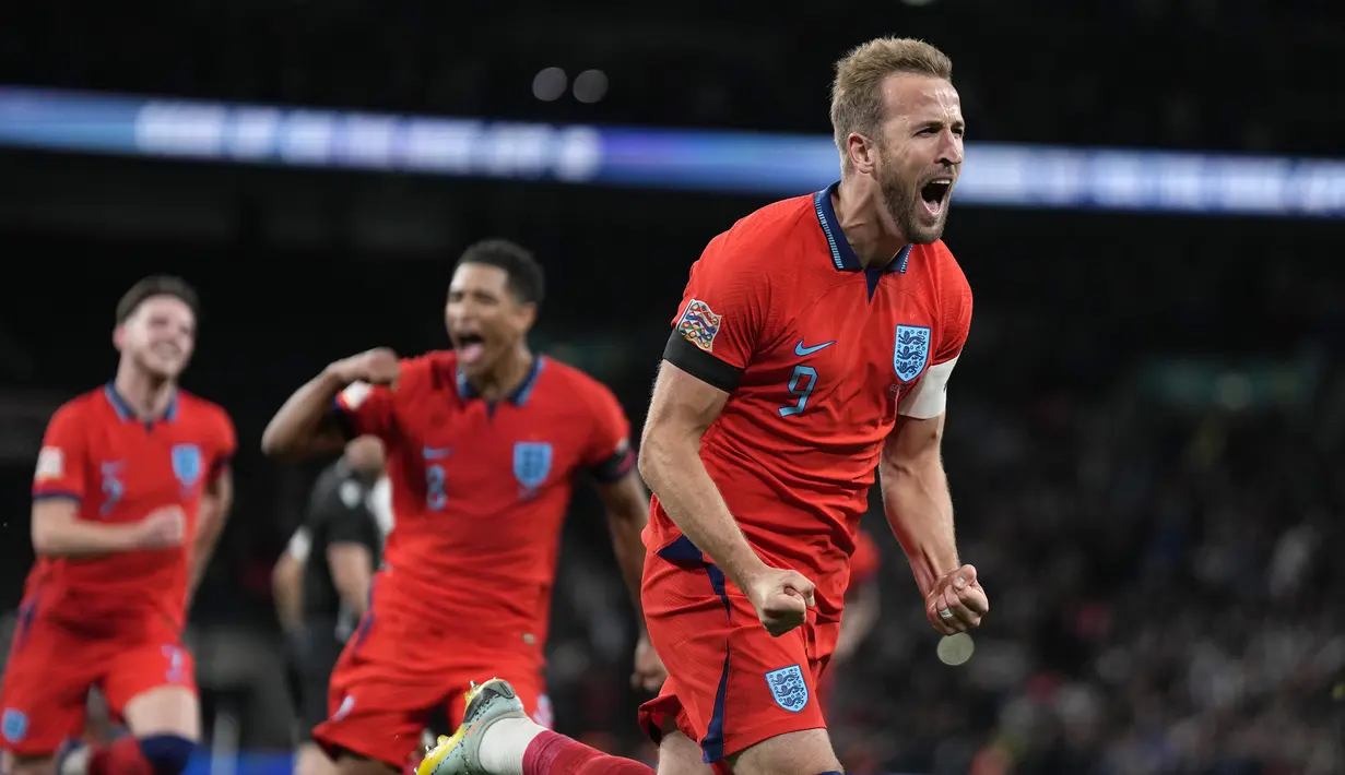 Harry Kane. Striker Timnas Inggris berusia 35 tahun yang sejak awal kariernya pada 2010/2011 menjadi milik Tottenham Hotspur ini menjadi salah satu pemain aktif dengan koleksi gol terbanyak di ajang Piala Dunia dengan 6 gol dari total 6 laga dalam 1 edisi Piala Dunia, yaitu edisi 2018 di Rusia lalu. (AP/Alastair Grant)