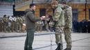 Presiden Ukraina Volodymyr Zelenskyy (kiri) memberikan penghargaan negara kepada seorang perwira dengan gelar Pahlawan Ukraina dalam acara peringatan satu tahun perang Rusia-Ukraina di Kyiv, Ukraina, Jumat, 24 Februari 2023. Volodymyr Zelenskyy mengenang teror yang dilancarkan setahun lalu oleh serangan Rusia, memicu perang terbesar dan paling banyak menelan korban tewas di Eropa sejak Perang Dunia II. (Kantor Pers Kepresidenan Ukraina via AP)